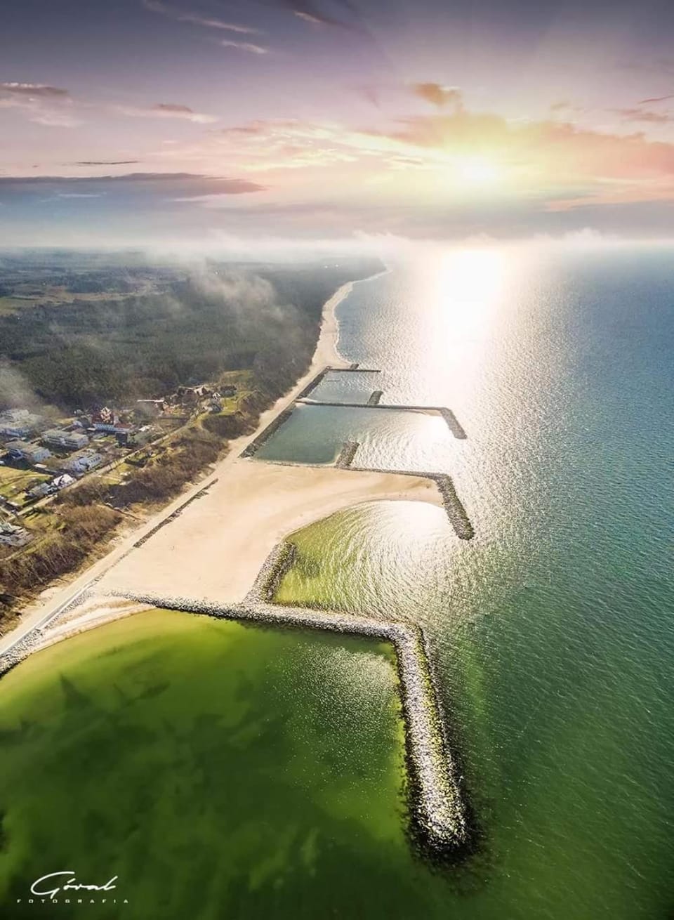Nearby landmark, Neighbourhood, Natural landscape, Activities, Beach