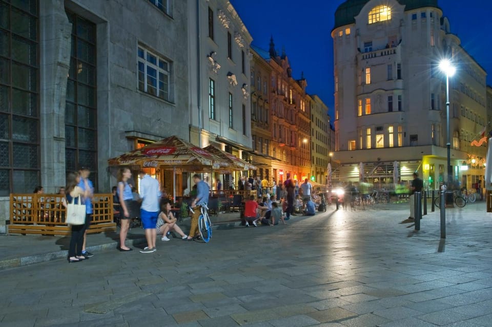 Restaurant/places to eat, Neighbourhood, Shopping Area
