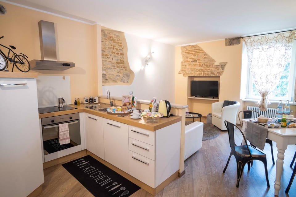 Kitchen or kitchenette, Dining area, Breakfast