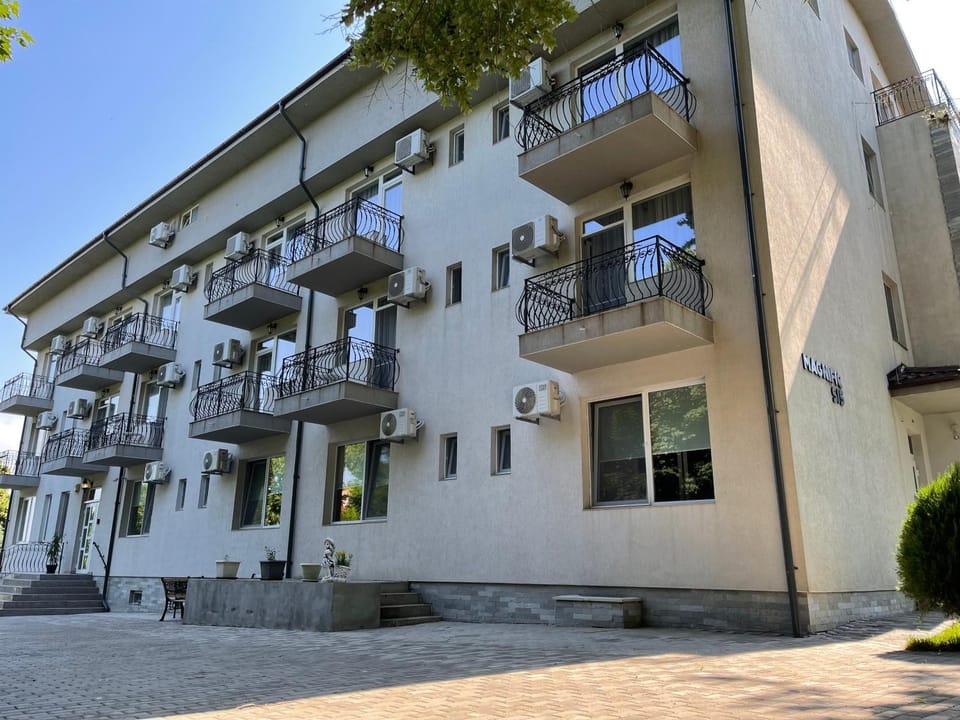 Facade/entrance