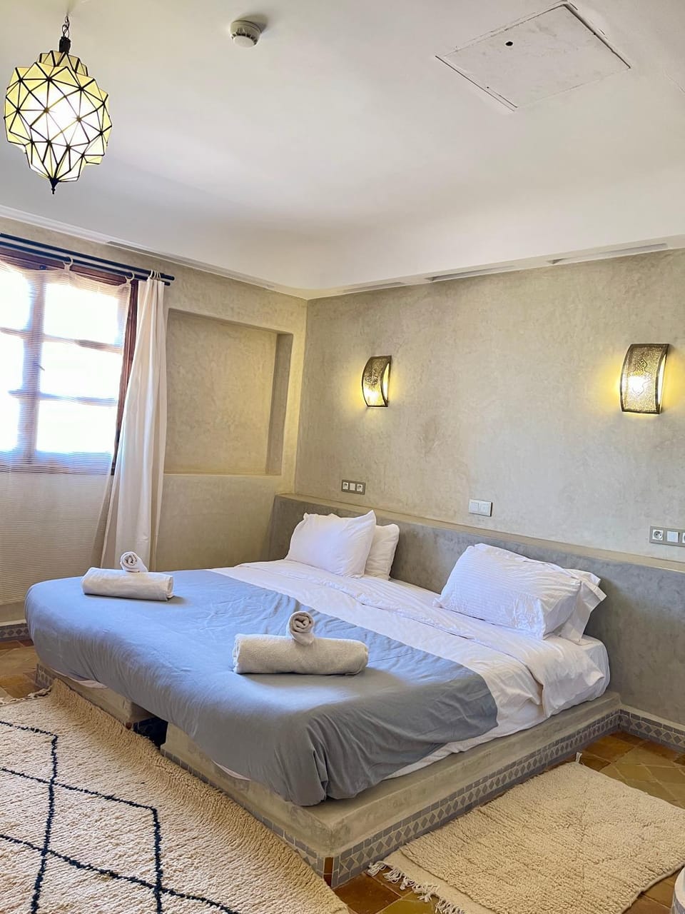 Bed, Photo of the whole room, Bedroom, towels
