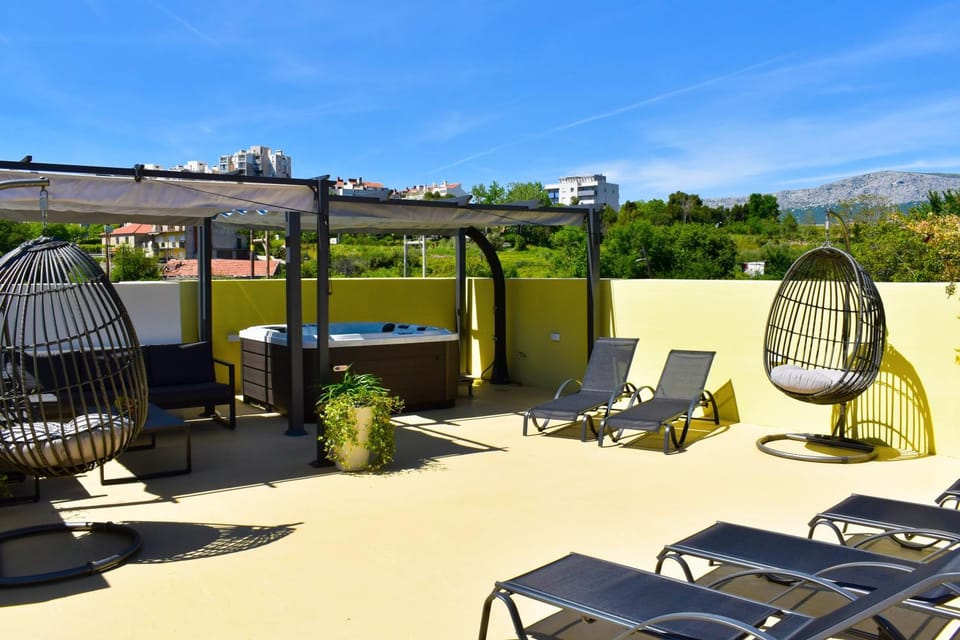 Patio, Day, Hot Tub, Seating area, sunbed