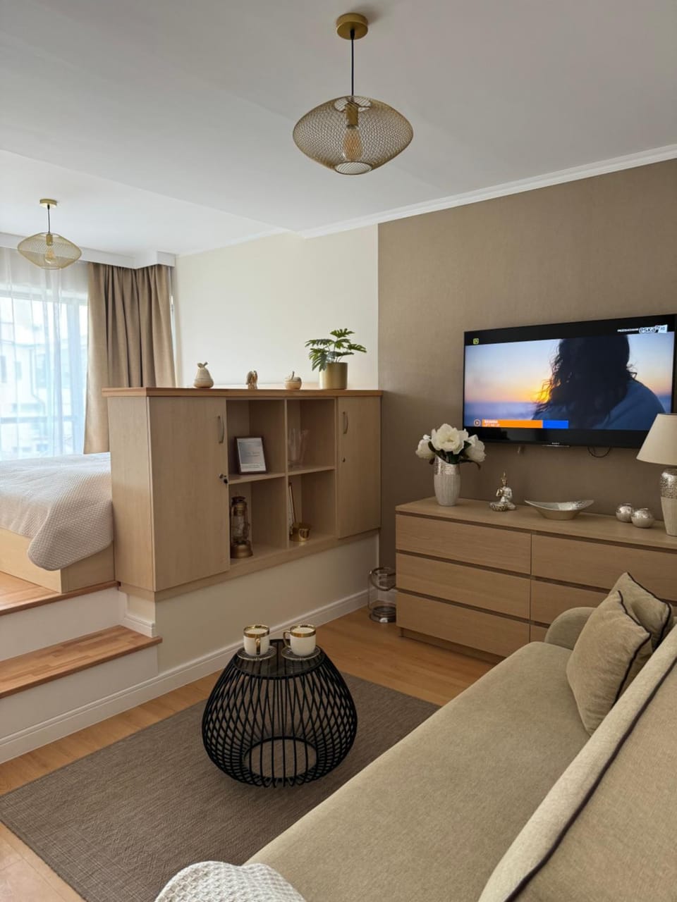 TV and multimedia, Living room, Photo of the whole room, Seating area, Evening entertainment
