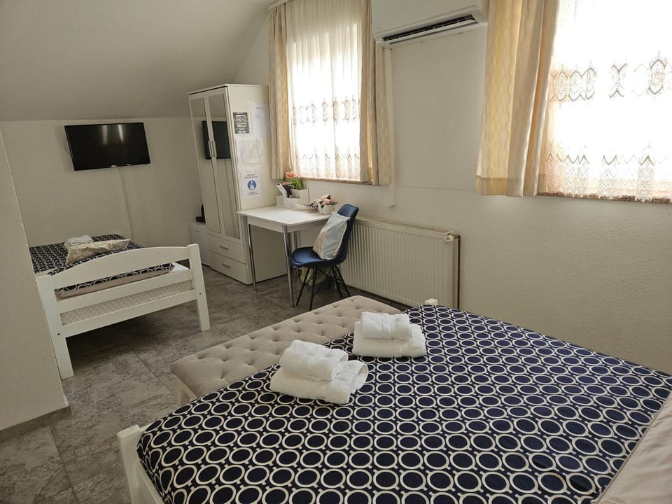 Bedroom, towels