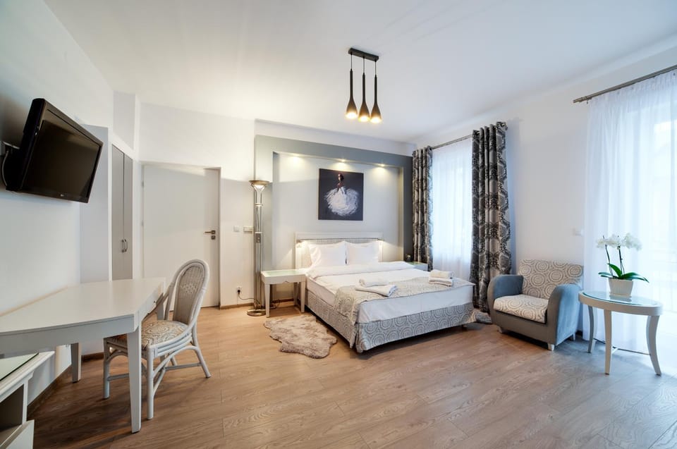 Photo of the whole room, Bedroom