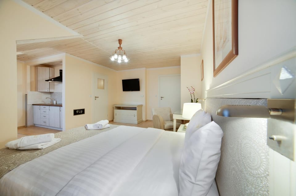 Photo of the whole room, Seating area, Bedroom