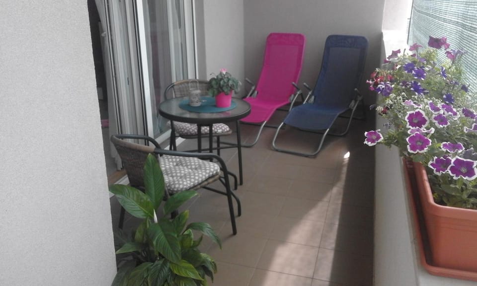 Spring, Day, Night, Activities, Summer, Balcony/Terrace, Other, Photo of the whole room, Decorative detail, City view, Sea view, Time of day, Quiet street view