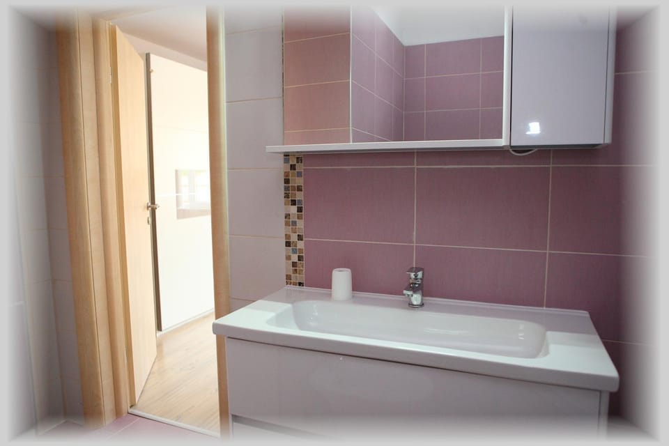 Toilet, Hot Tub, Bathroom, Other, Photo of the whole room, Decorative detail, Logo/Certificate/Sign, Text overlay, Area and facilities, Area and facilities