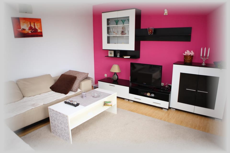 Communal lounge/ TV room, Bed, TV and multimedia, Balcony/Terrace, Living room, Other, Photo of the whole room, Decorative detail, Seating area, Logo/Certificate/Sign, Logo/Certificate/Sign, Text overlay, Text overlay, City view, Garden view, Sea view, Sea view, Area and facilities