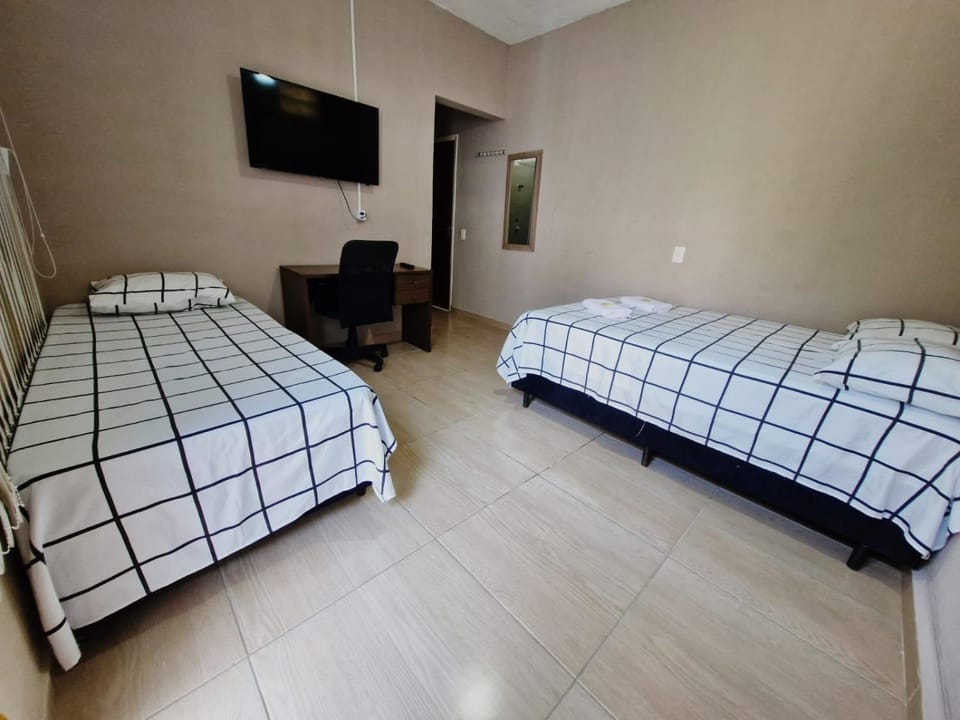 Bed, TV and multimedia, Photo of the whole room, Bedroom