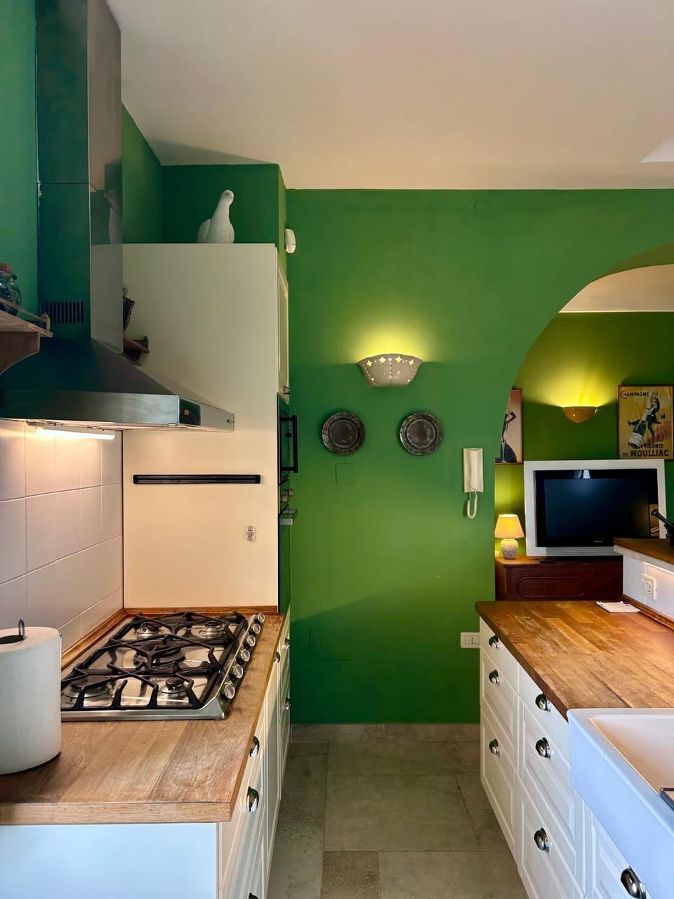 Kitchen or kitchenette, oven, stove