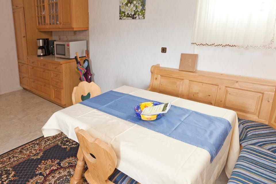 Day, Photo of the whole room, Decorative detail