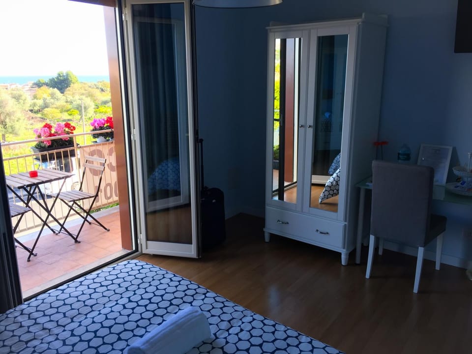 Balcony/Terrace, Photo of the whole room, Bedroom, Street view, Quiet street view