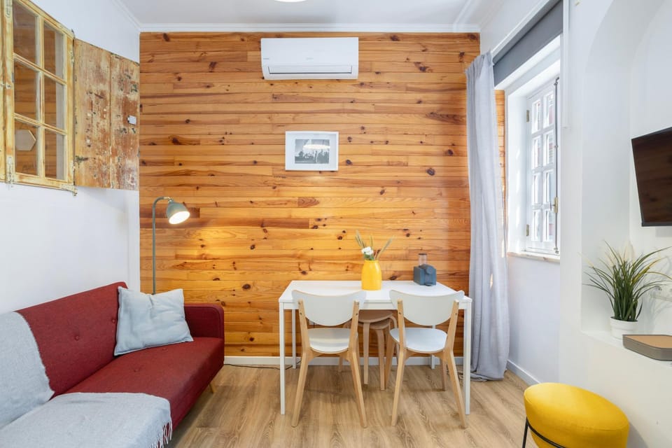 Living room, internet, air conditioner