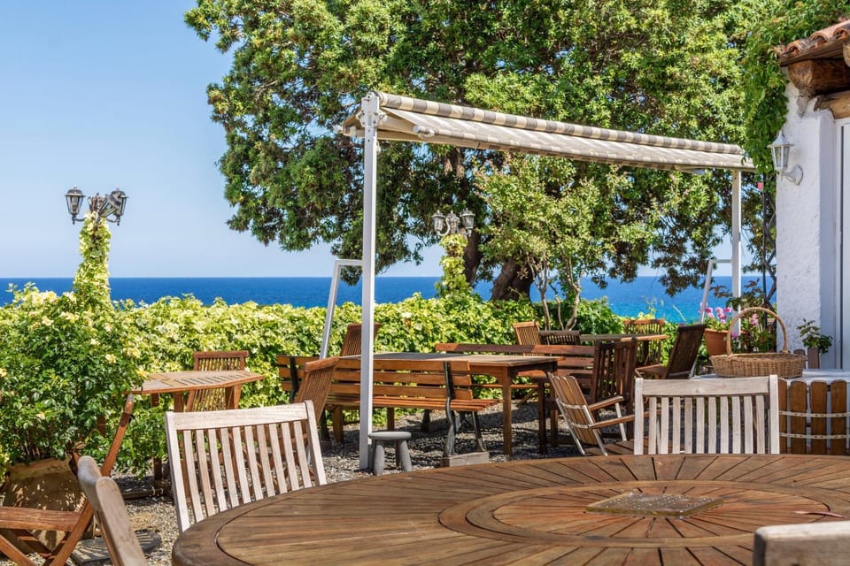 Property building, Patio, Restaurant/places to eat, Garden, Balcony/Terrace