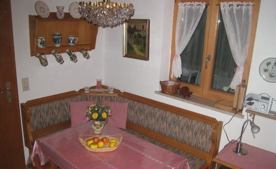 Photo of the whole room, Decorative detail