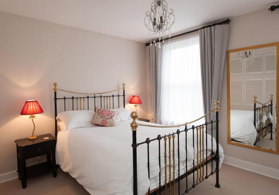 Bed, TV and multimedia, Living room, Bedroom