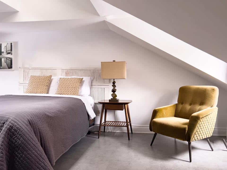 Bed, Seating area, Bedroom