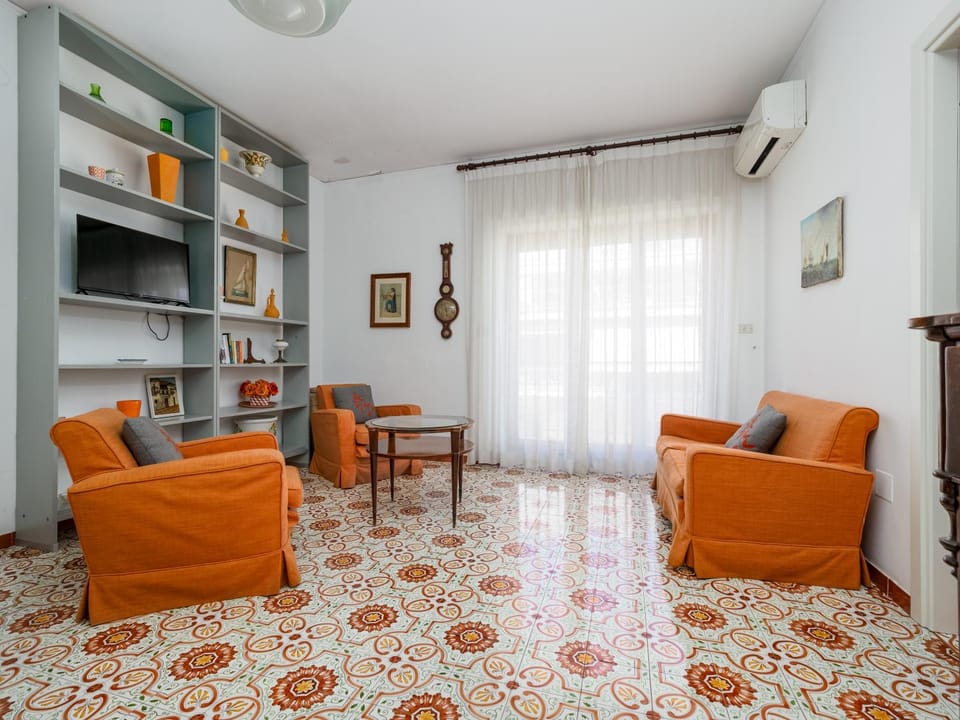 TV and multimedia, Living room, Seating area, air conditioner