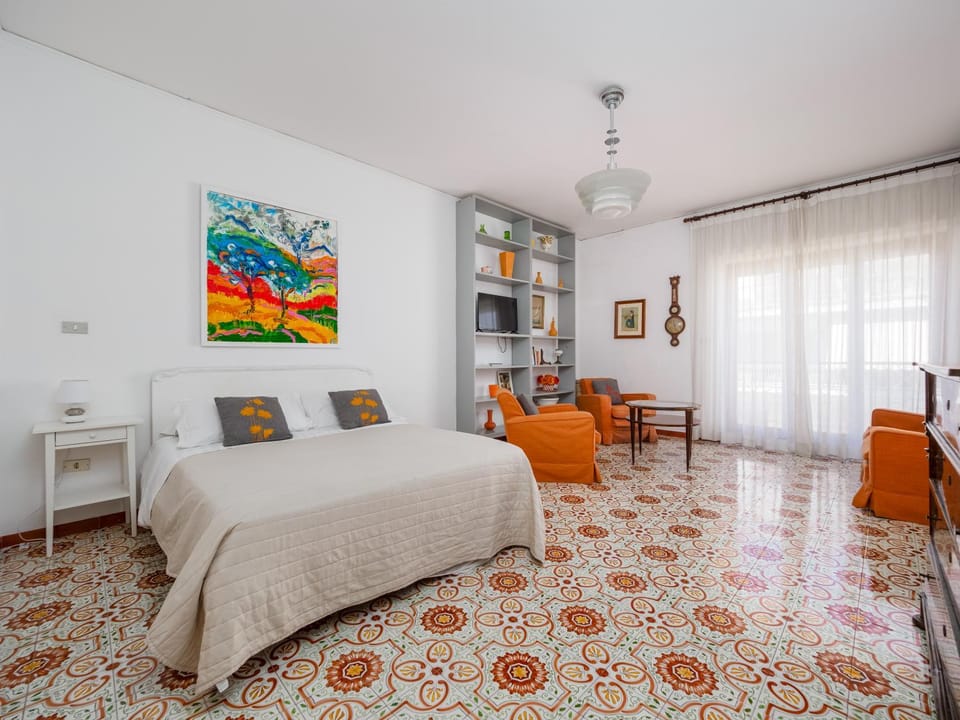 Bed, Living room, Photo of the whole room, Seating area, Bedroom