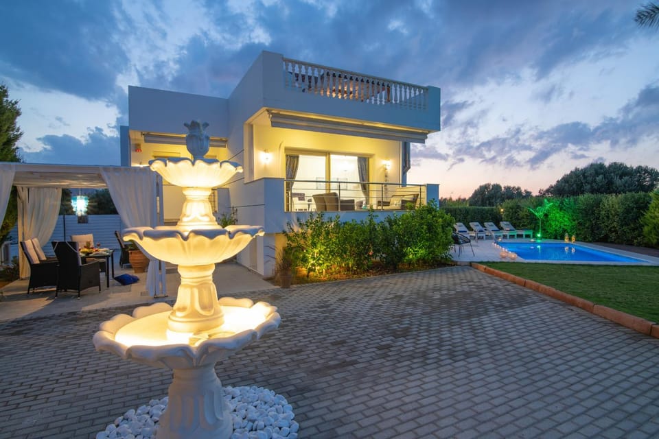 Property building, Patio, Facade/entrance, Garden, Garden view, Pool view, Swimming pool, Swimming pool, sunbed