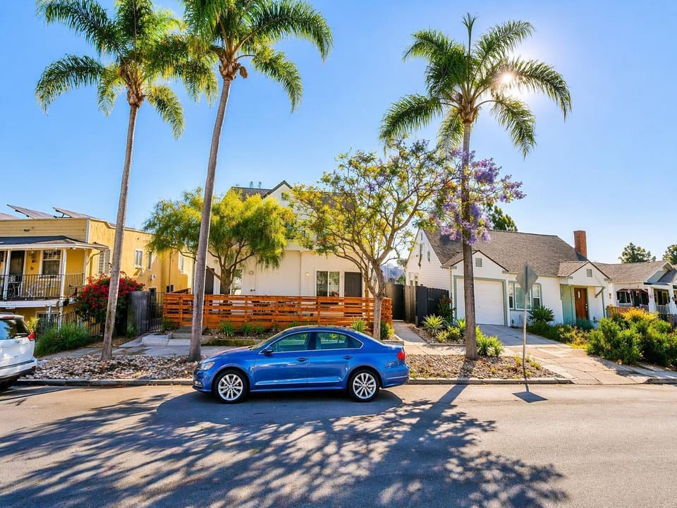 Facade/entrance, Day, Neighbourhood, Natural landscape, Quiet street view, Parking