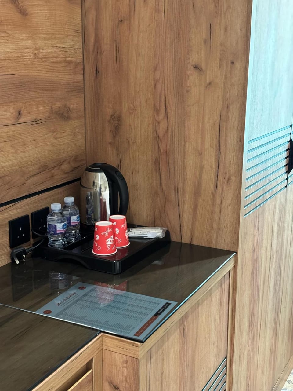 Coffee/tea facilities, Kitchen or kitchenette, stove