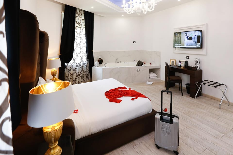 Bed, TV and multimedia, Bedroom, Area and facilities