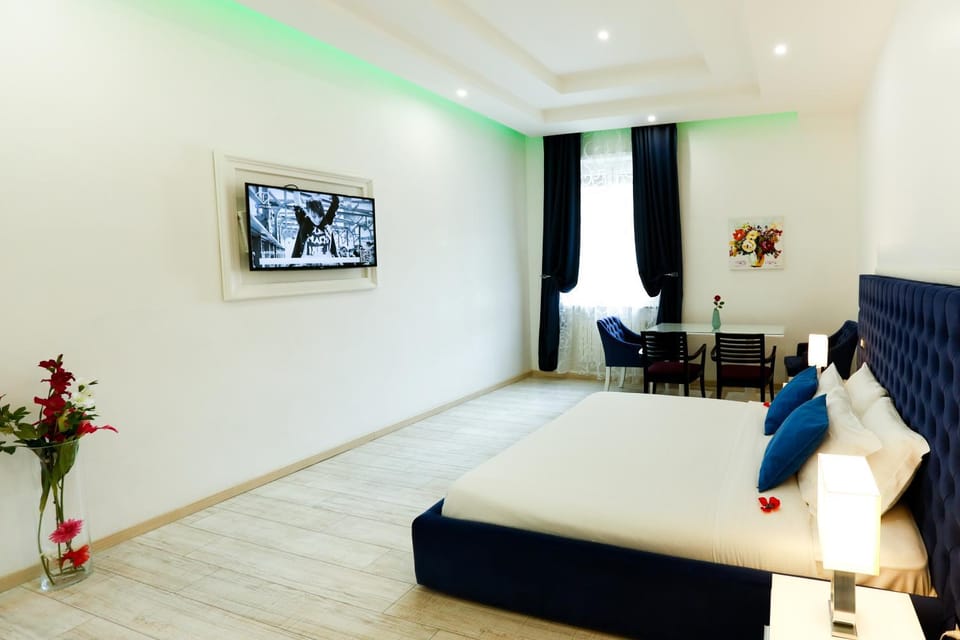Bed, TV and multimedia, Bedroom