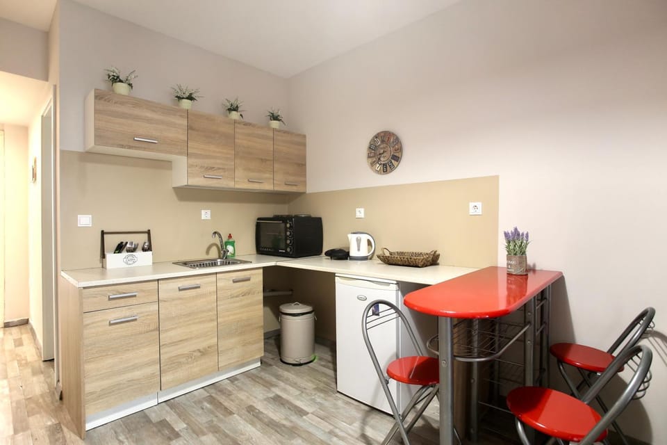 Kitchen or kitchenette, Dining area, minibar