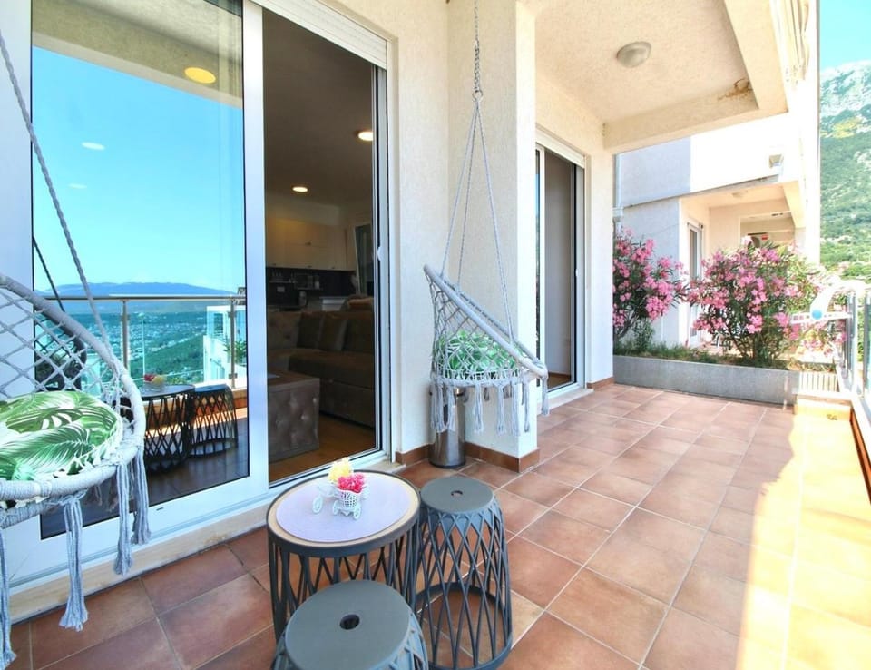 Patio, Day, Balcony/Terrace, Living room, Seating area