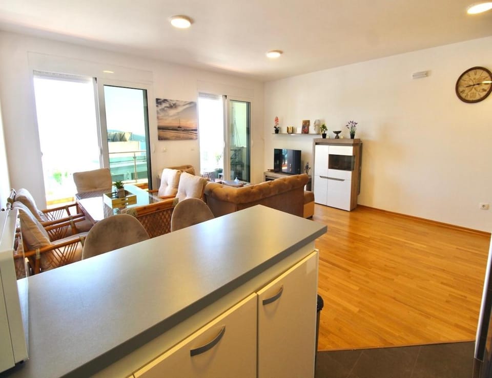 Kitchen or kitchenette, Living room, Seating area, Dining area