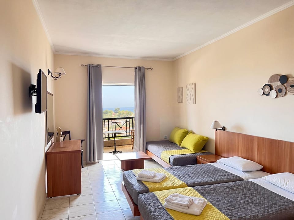 Bed, TV and multimedia, View (from property/room), Balcony/Terrace, Living room, Photo of the whole room, Seating area, Bedroom, Sea view, Sea view, towels