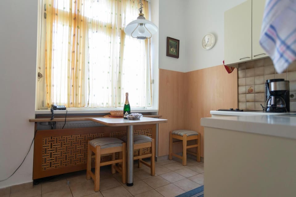 Kitchen or kitchenette, Photo of the whole room, Dining area