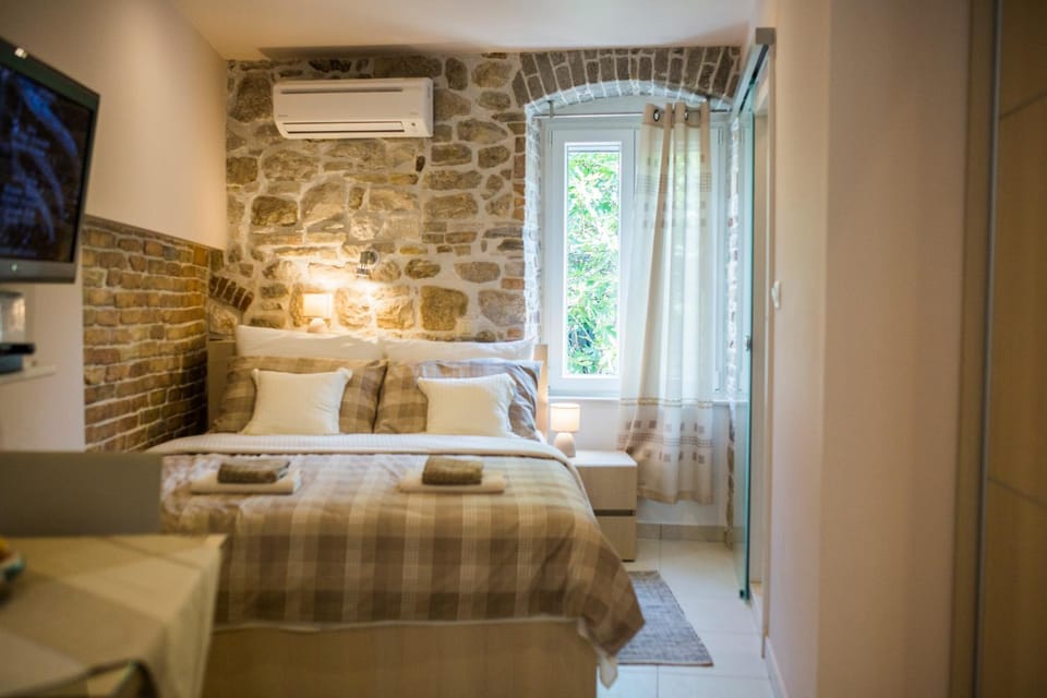 Bed, towels, air conditioner