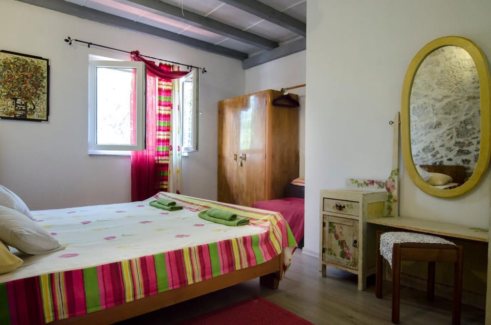 Bed, Bedroom, Garden view