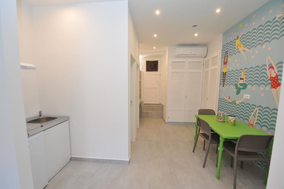 Kitchen or kitchenette, Seating area, Dining area