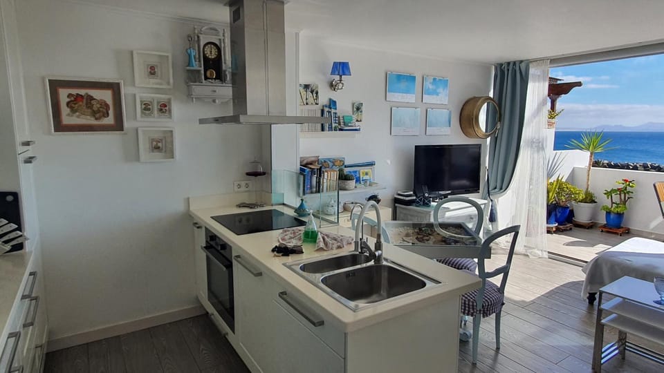 TV and multimedia, Kitchen or kitchenette, Dining area, Sea view, pet friendly