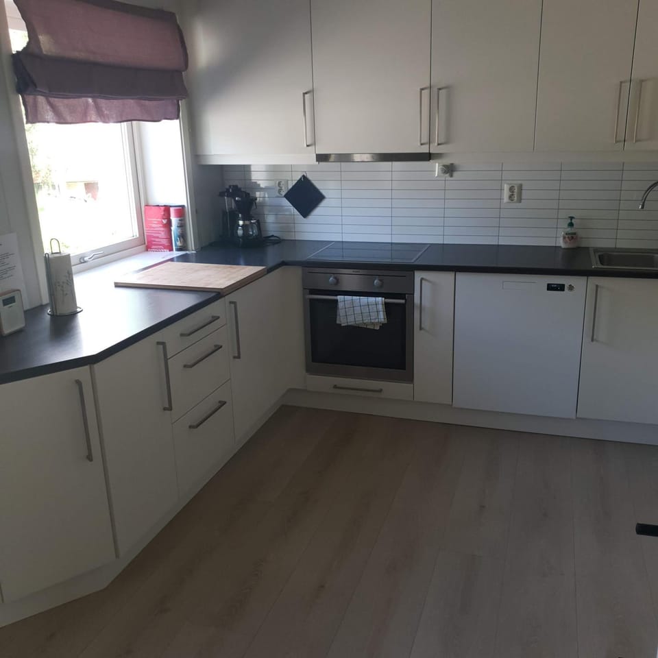 Coffee/tea facilities, Kitchen or kitchenette, stove, toaster