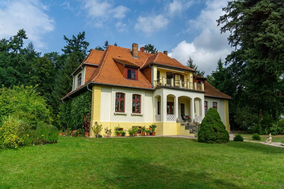 Property building, Facade/entrance, Garden