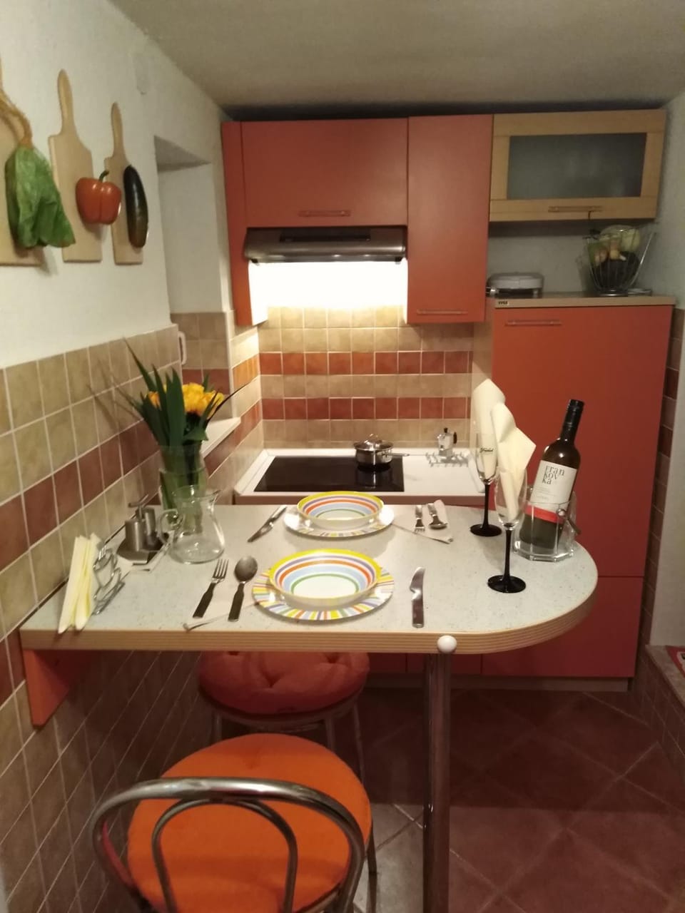 Kitchen or kitchenette, Dining area, Drinks