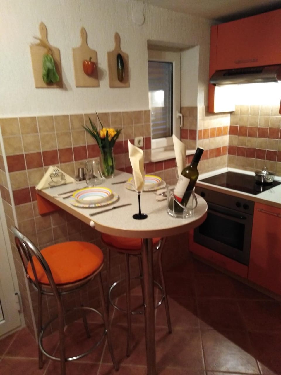 Kitchen or kitchenette, Dining area, Drinks, Alcoholic drinks