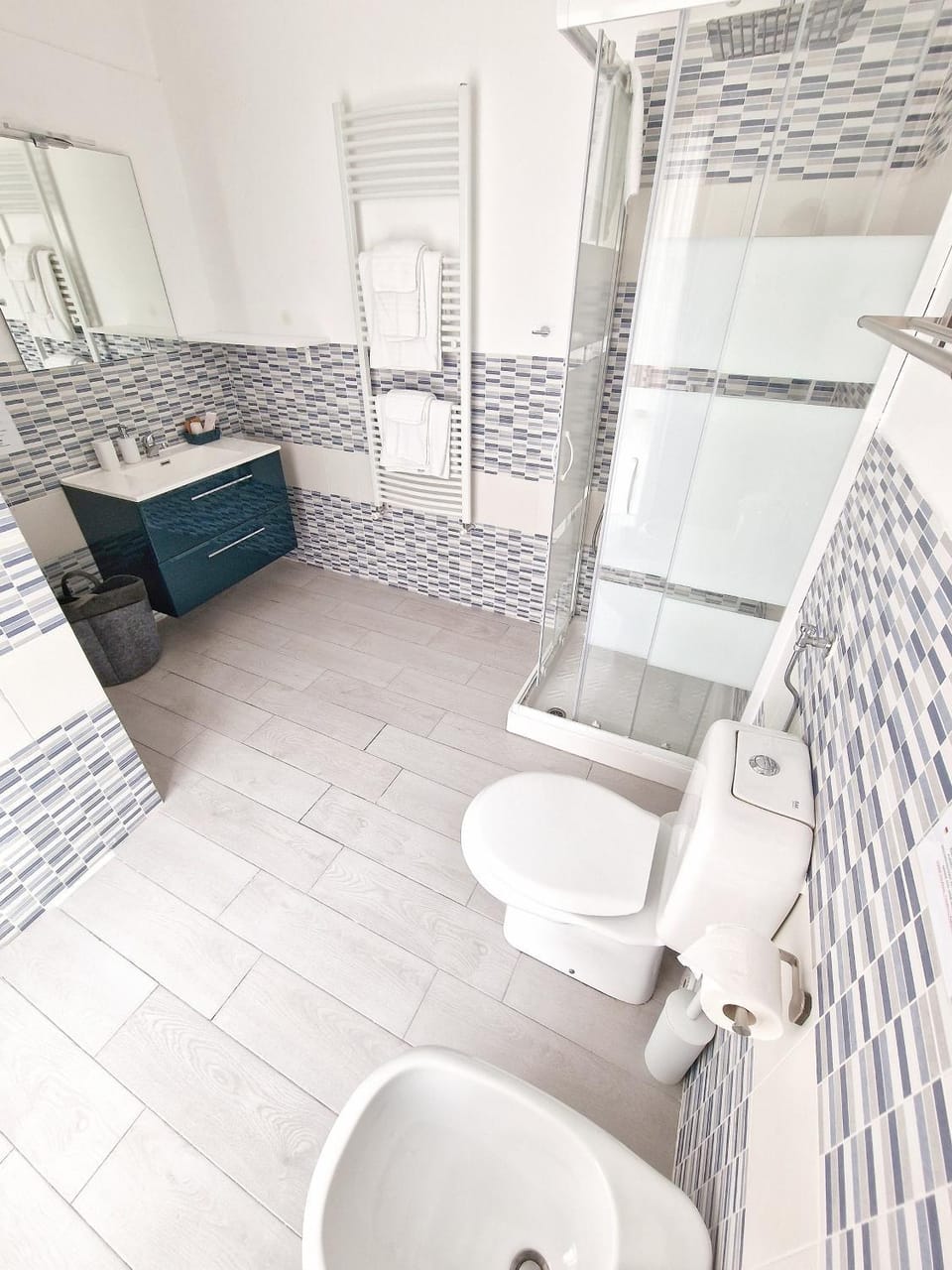 Shower, Toilet, Bathroom, bidet, towels