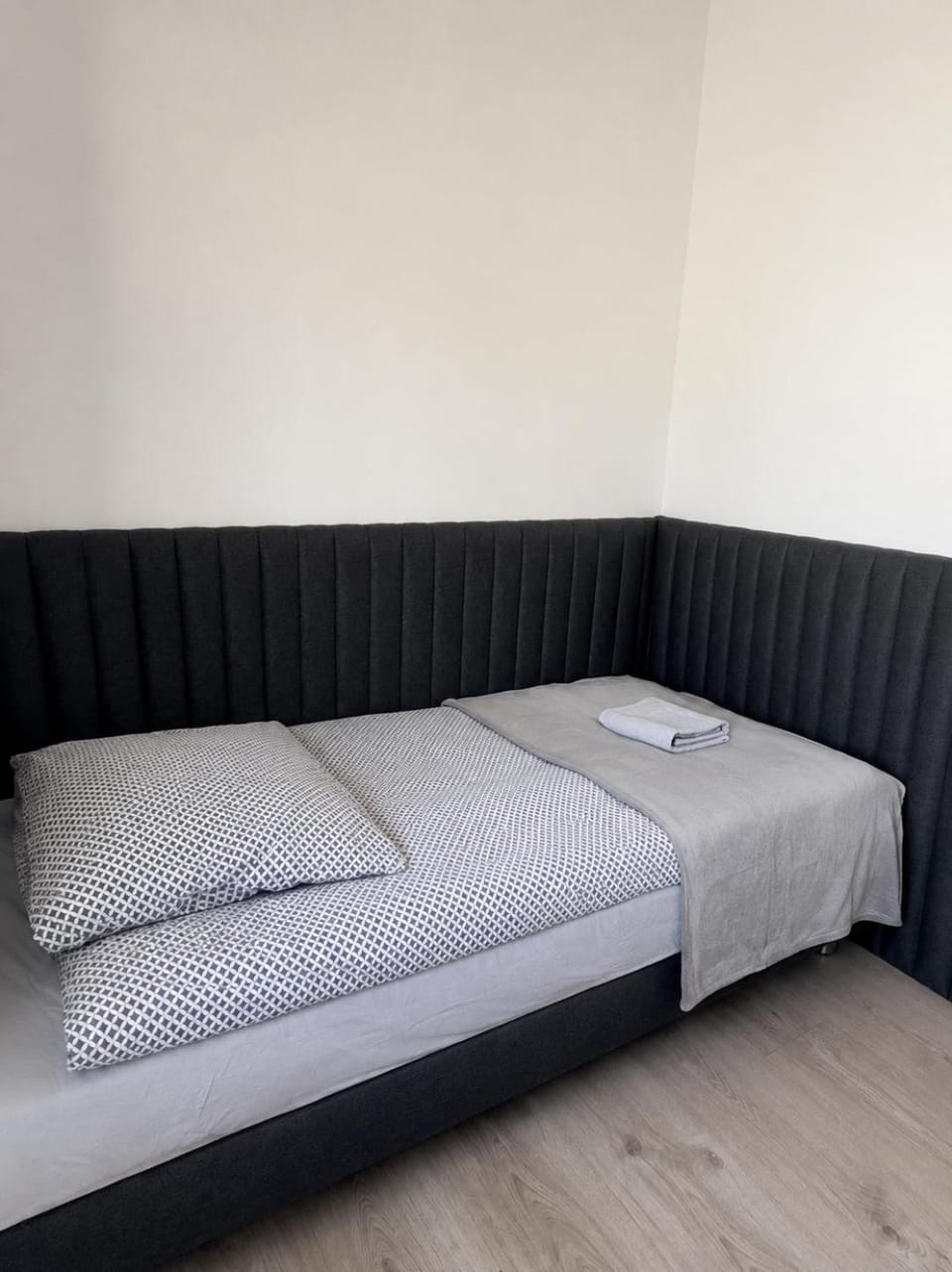 Bed, Living room, Photo of the whole room, Seating area, Bedroom