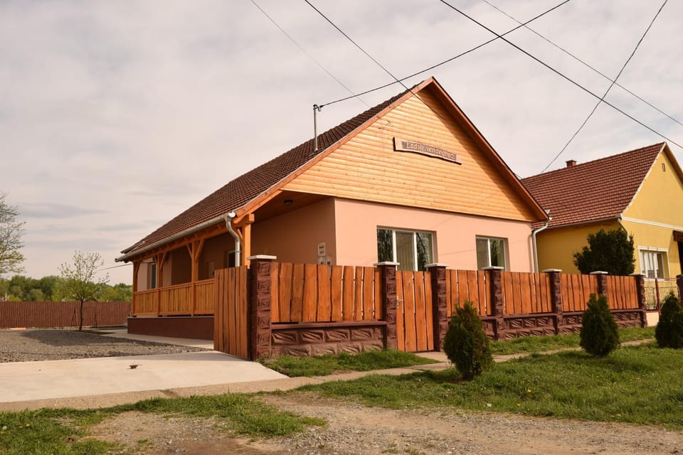 Nearby landmark, Restaurant/places to eat, Facade/entrance, Spring, Natural landscape, BBQ facilities, Fishing, Fishing, Garden, Balcony/Terrace, Beach, Canoeing, Canoeing, Hiking, Hiking, Cycling, Cycling, Supermarket/grocery shop, Sports, Entertainment