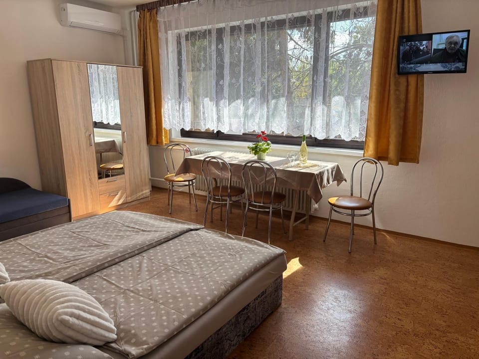 Photo of the whole room, Bedroom