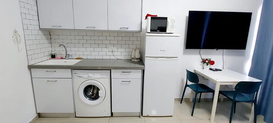 Kitchen or kitchenette, Dining area, washing machine, dryer