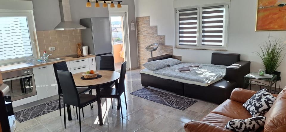 Bed, TV and multimedia, Living room, Dining area