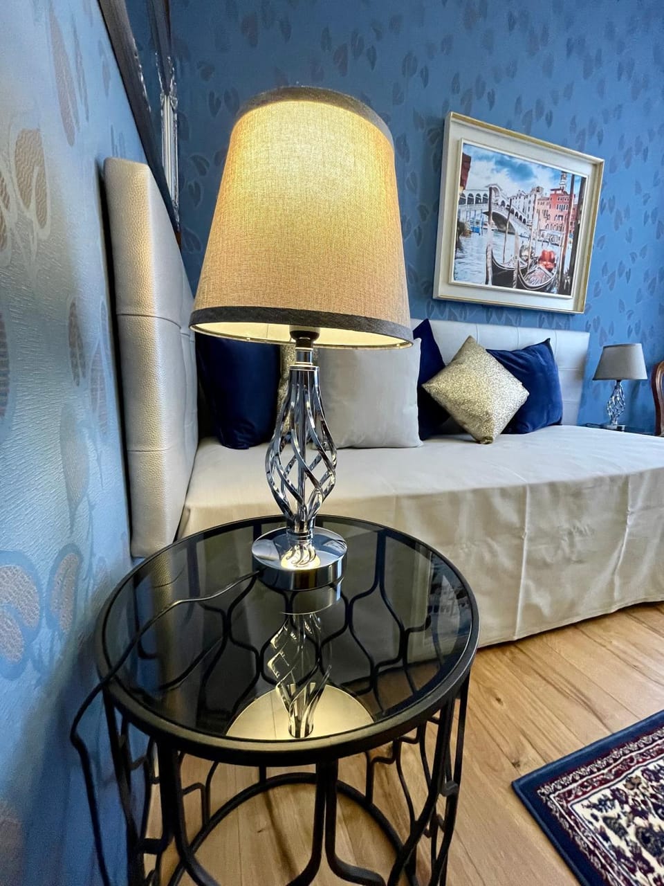 Living room, Photo of the whole room