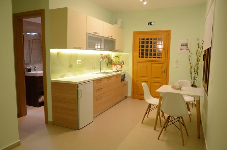 Coffee/tea facilities, Kitchen or kitchenette, Dining area